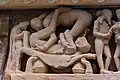 Detalhe de um alto relevo do templo de Lakshmana em Khajuraho