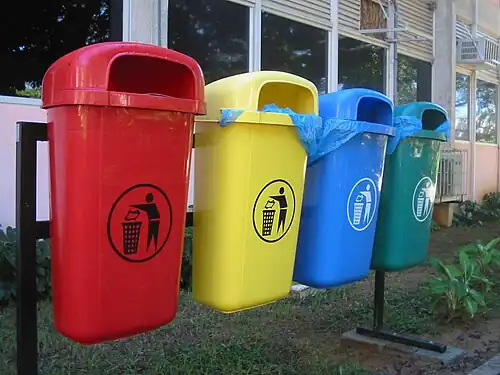 Papeleiras com as cores da reciclagem