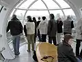 Turistas numa cabine da London Eye.