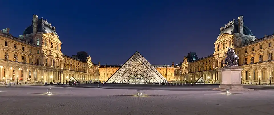 Pirâmide do Museu do Louvre em Paris por I. M. Pei (1983–89)