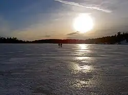 O Mälaren coberto de gelo no inverno em Mälbyviken