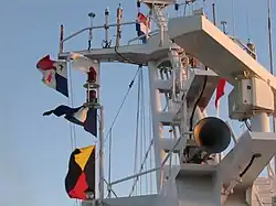 Navio de cruzeiros Maasdam formando a mensagem "12Z" com bandeiras do CIS, significando o sexto navio navegando no Canal do Panamá em direção a sul, com estatuto de navio privilegiado.