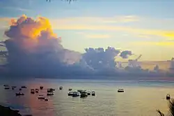 Pôr-do-sol com barcos em Malindi
