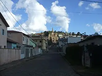 Rua Tv. Zéca Batista, com a Igreja Nossa Senhora de Lourdes ao fundo