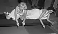 Marilyn Monroe e Jane Russell deixam suas marcas no concreto do pátio do Grauman's Chinese Theatre (1953).