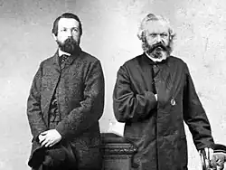 Fotografia de retrato em preto e branco de Marx e Engels.