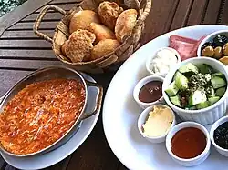 Menemen (à esquerda) e um prato clássico de pequeno-almoço turco