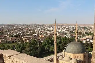 Vista da cidade desde o castelo, com a Mesquita Yeni Mevlidi Halil em primeiro plano