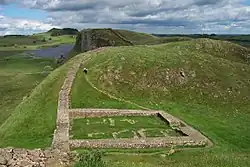 Os restos de Castle Nick, Milecastle 39, perto de Steel Rigg, entre Housesteads e o Once Brewed (Visitor Centre for the Northumberland National Park).