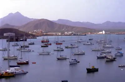 Barcos de recreio na baía do Porto Grande, Mindelo, ilha de São Vicente, Cabo Verde