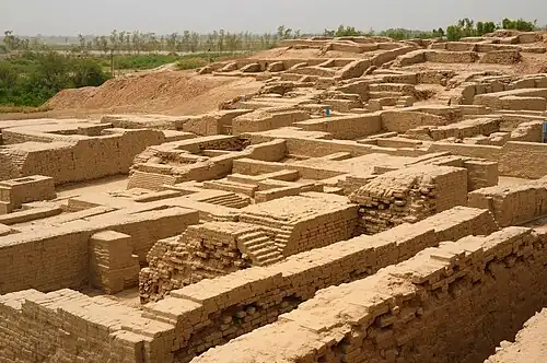 Vista de Mohenjo-daro, mostrando as muralhas e as ruas principais da cidade, arquiteto desconhecido, c.2600-1900 a.C.