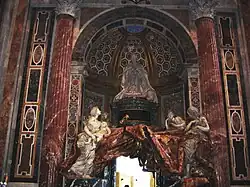 Monumento a Alexandre VII. É conhecida pelo esqueleto que segura uma ampulheta dourada, logo acima das portas, por Gian Lorenzo Bernini.