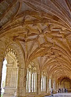 Abóbada abatida e polinervada, artesoada e estrelada, com fechos (nós) decorados com vários bocetes ornados por elementos de estilo manuelino