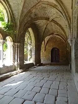 Tramo com abóbada de cruzaria no claustro. Abadia de Fontfreda (Aude)