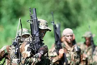 Membros da equipe SEAL participam de um treinamento de guerra tática