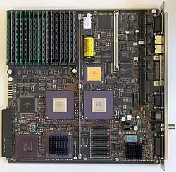 Placa principal do NeXTcube (1990), com um Motorola 68040 e outros componentes.