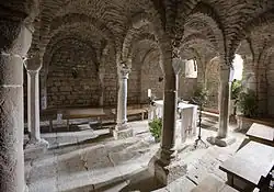 Pré-românica: cripta de três naves com abóbadas nervuradas em forma de livro. Sant Esteve d'Olius (Solsonès)