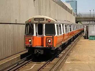 Trem da linha Laranja chegando na estação Ruggles