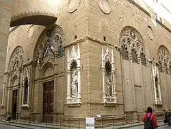 Nichos contendo estátuas no exterior da Igreja de Orsanmichele, Florença, c. 1380–1404