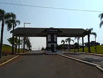 Pórtico de entrada do município, na BR-158.