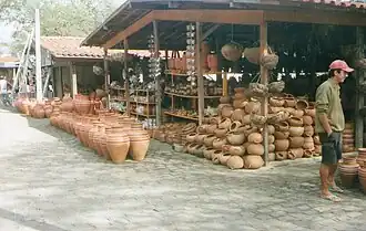 Imagem da feira de panelas de barro de Caruaru.