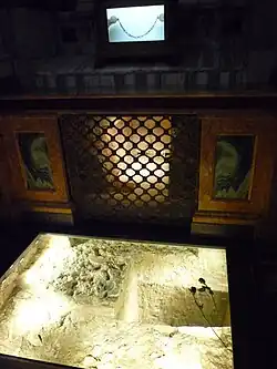 Túmulo de São Paulo sob o altar.