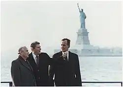 Mikhail Gorbachev se encontrando com Ronald Reagan e George H. W. Bush, em 1988, na cidade de Nova Iorque.