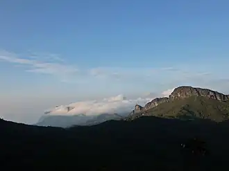 Pico da Neblina ao fundo encoberto por nuvens, fronteira com a Venezuela.