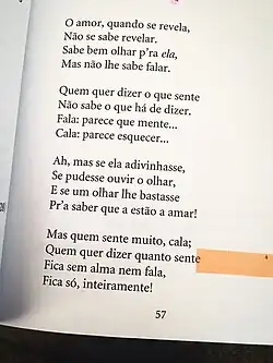 Foto de um livro mostrando quatro estrofes do poema "Presságio", de Fernando Pessoa.