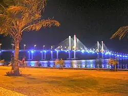 Ponte Aracaju-Barra dos Coqueiros durante a noite.