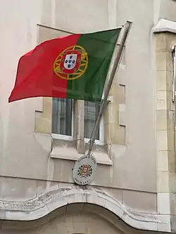 Mastro de fachada, arvorando a bandeira de Portugal.