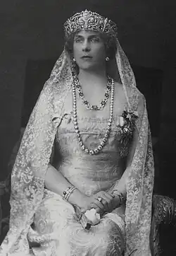 A rainha Vitória Eugenia usou o diadema das flores de lis.