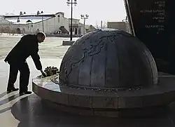 Presidente Vladimir Putin prestando homenagem ao monumento em Moscou aos combatentes soviéticos mortos no Afeganistão