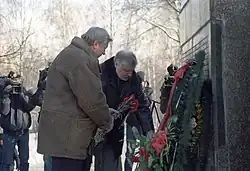 Serguei Mironov, presidente do Conselho Federal russo (o parlamento), depositando flores no memorial dos veteranos, durante as comemorações do dia que marcou 15 anos da retirada russa do território afegão