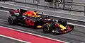 Max Verstappen pilotando o modelo RB13 durante os testes em Barcelona.