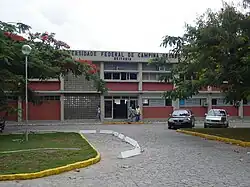 Fotografia do edifício da reitoria da Universidade Federal de Campina Grande em 2006