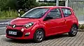 Frente e lateral de um Twingo 2011 (facelift)