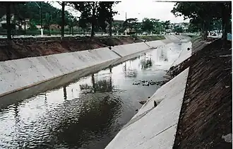 Foto do Ribeirão Grande (2004), banhando o Centro de Ribeirão Pires.