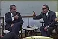 Leonid Brejnev e Richard Nixon discutem a bordo do USS Sequoia em 1973.