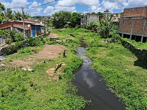 Rio Macuco. À direita, bairro São Bento