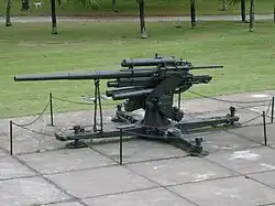 Bateria antiaérea 'FlaK 36' diante da entrada do Memorial aos Pracinhas da II Guerra Mundial no Rio de Janeiro.