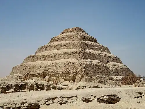 Pirâmide Escalonada de Saqqara, obra de Imhotep.