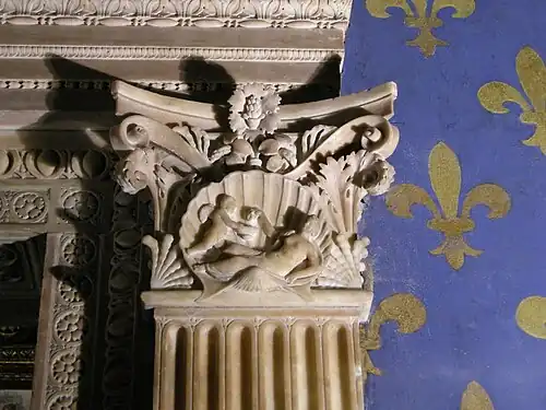 Renascimento, reinterpretação da ordem coríntia, com capitel com Vénus e Eros, na Sala dei Gigli, Palazzo Vecchio, Florença , Itália, por Benedetto da Maiano, 1476–1481.