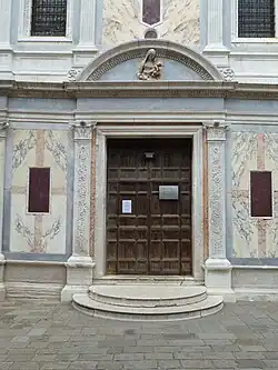Pilastras coríntias renascentistas da entrada da Santa Maria dei Miracoli, Veneza, de Pietro Lombardo, 1481–1489