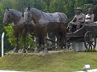 Estátua que acompanha pórtico da entrada norte do município