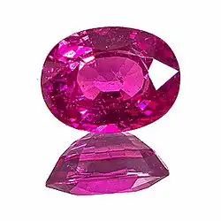 Pedra brilhante polida, de cor rosa e formato arredondado