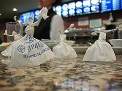 Dançarinos de flamenco feitos usando uma dobradura molhada e técnica de torção/amarração