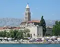 O porto de Split, com o campanário da Catedral de São Dômnio, construída dentro do antigo Palácio de Diocleciano, ao fundo.