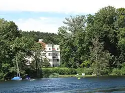O Castelo de Possenhofen, às margens do Lago de Starnberg, chamado por Isabel pelo diminutivo Possi