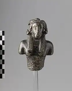 Estatueta de Quenúbis em esteatita, Época Baixa (722-332 a.C.). Museo Egizio, Turim (Cat. 513).